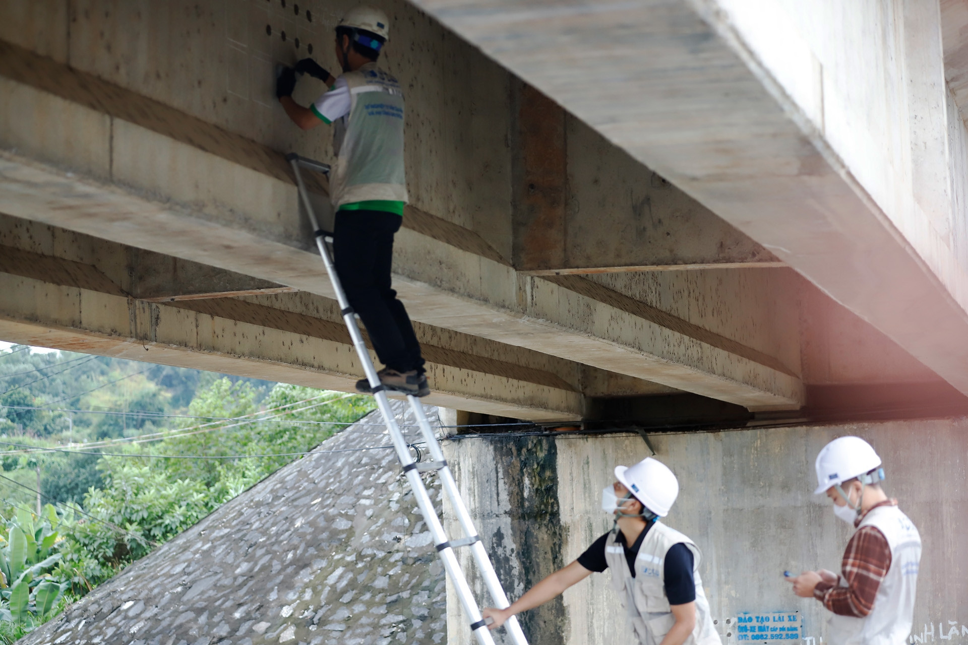 Diễn biến mới nhất tại hiện trường cầu Sông Lô trơ lõi thép