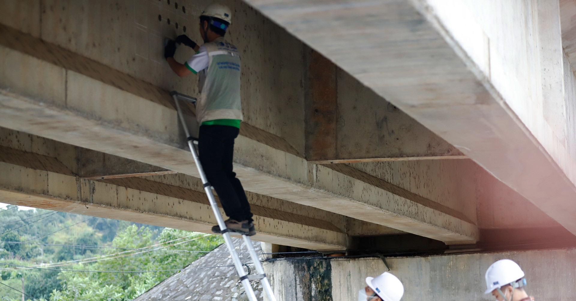 Bắt đầu kiểm tra toàn diện cầu Sông Lô sau sự c...