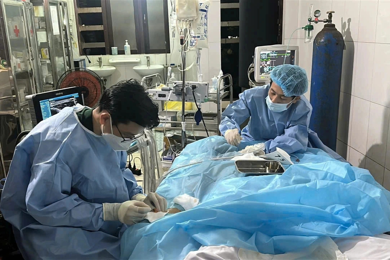 Ca cấp cứu đặc biệt vận chuyển bằng trực thăng với người đàn ông mất 3 lít máu