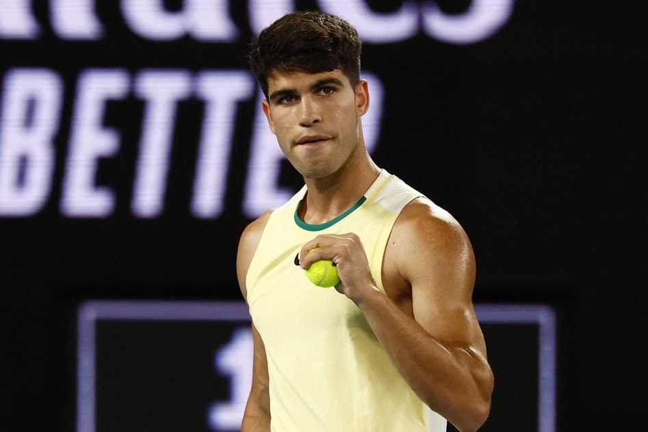 Carlos Alcaraz thắng ngược Taylor Fritz, vào bán kết ATP Finals