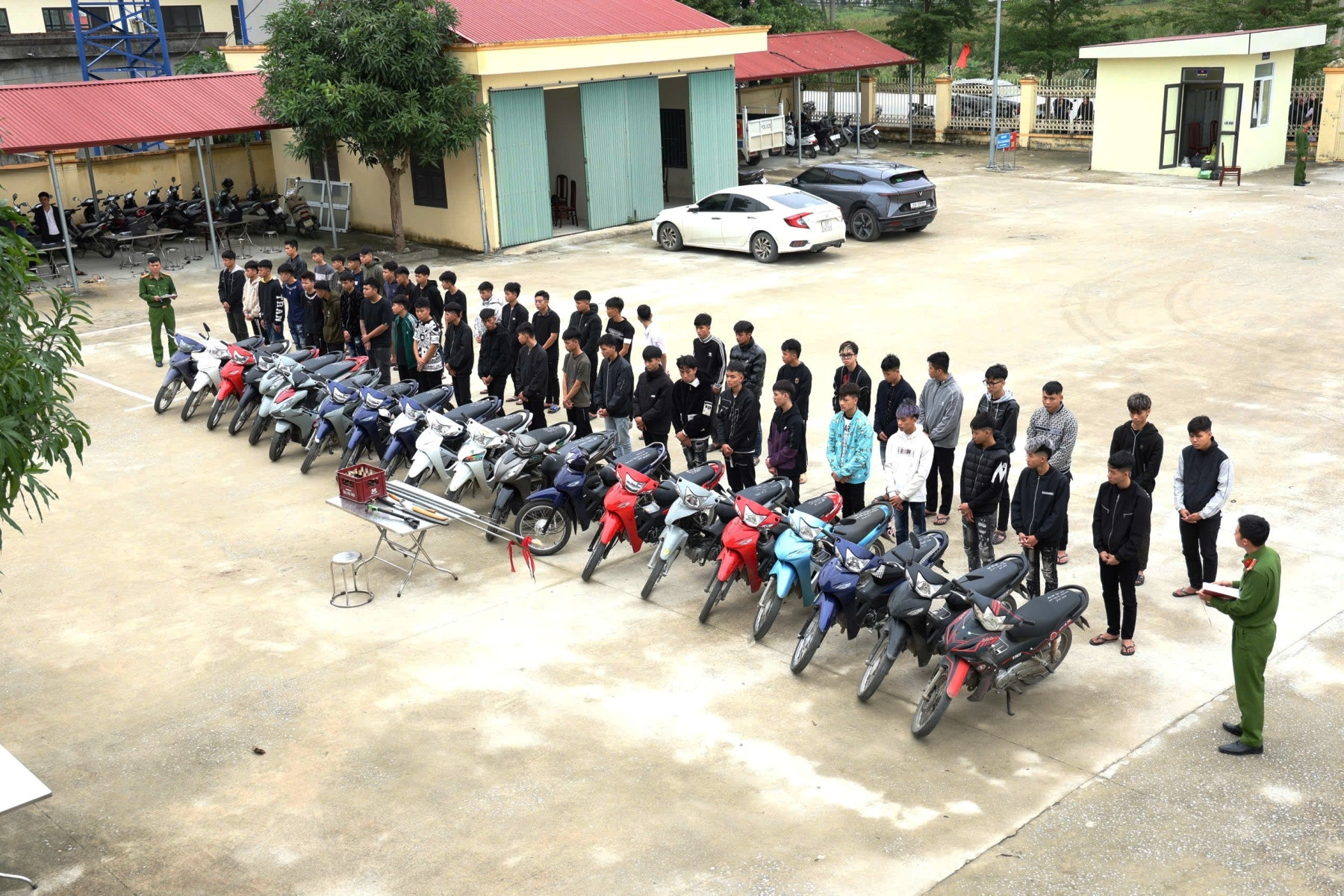 Công an triệu tập 70 thanh thiếu niên mang hung khí tụ tập gây rối ban đêm