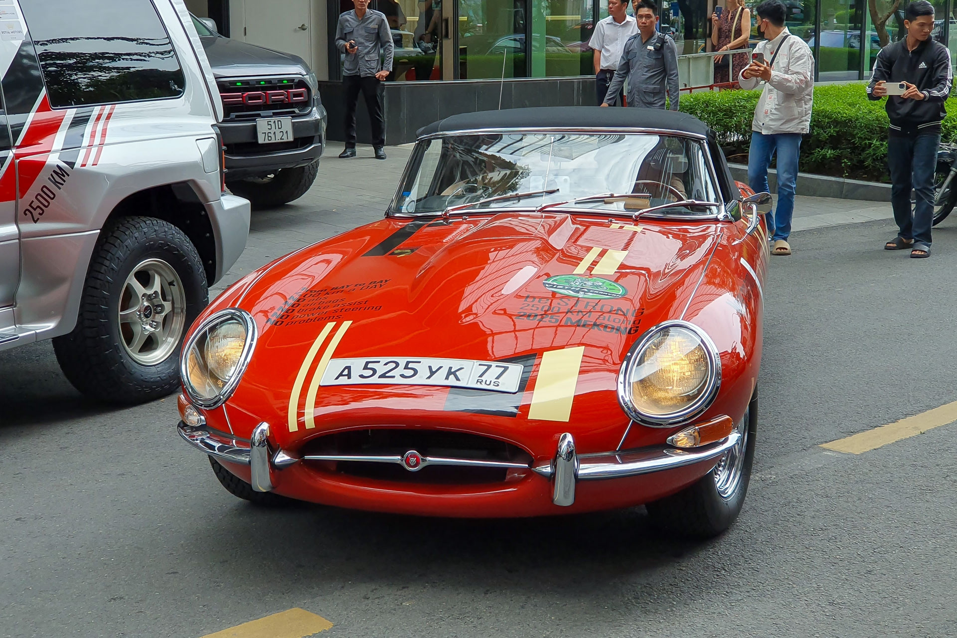 Dàn xe sang cổ cực chất của dân chơi Nga bất ngờ xuất hiện tại TP.HCM