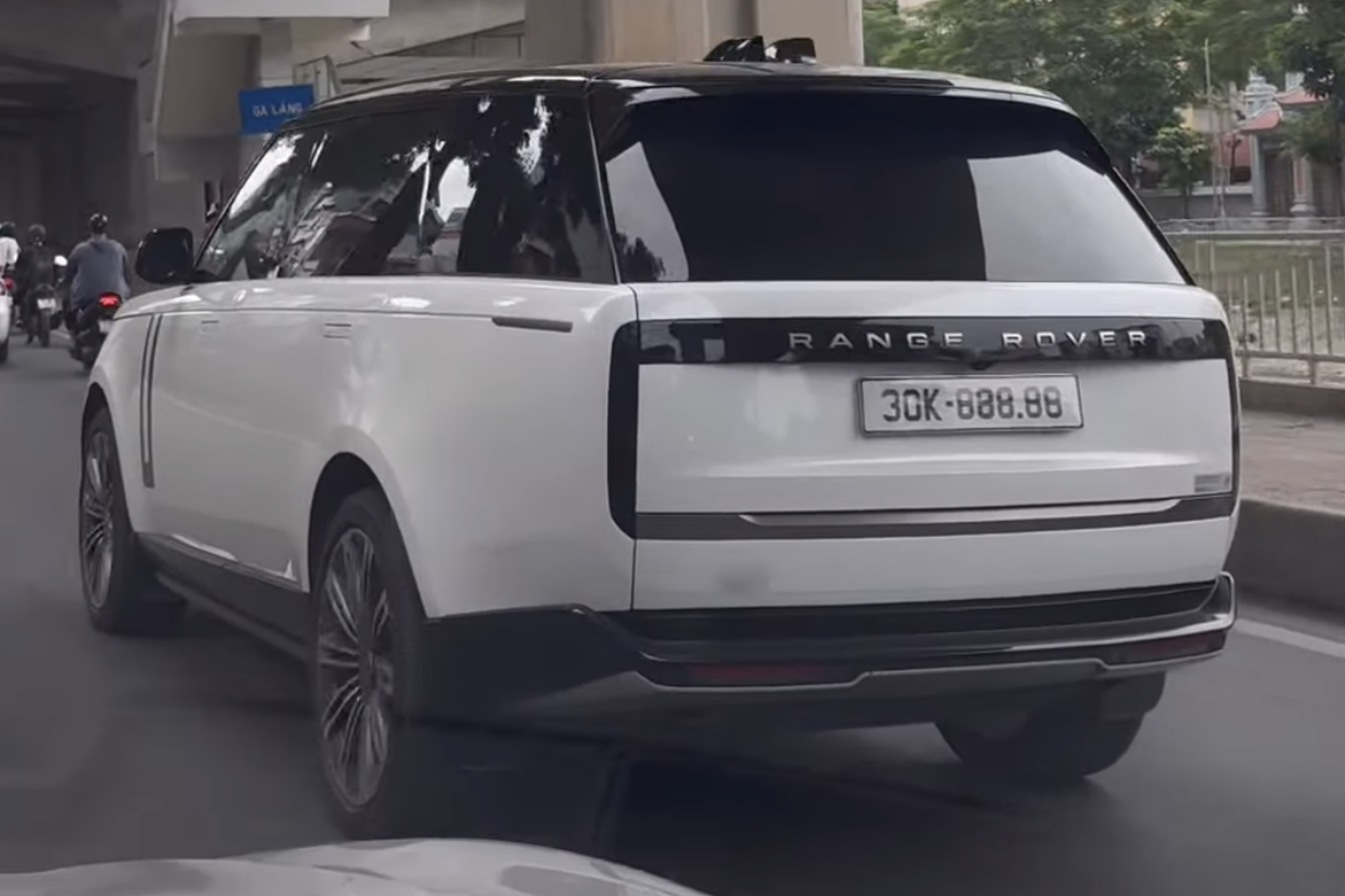 Đi xe sang Range Rover giá 12 tỷ, chủ xe chi thêm 4,1 tỷ tậu biển ngũ quý 8