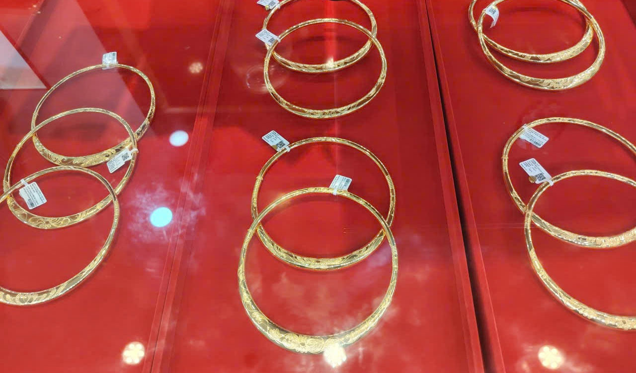 Điềm báo mới của giá vàng sau khi chấm dứt chuỗi ngày giảm sâu 1 giavangDungBTMH2025Nov HaDung1.jpg