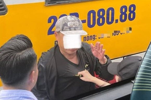 Hà Nội: Nữ sinh khống chế kẻ sàm sỡ giữa bến xe Mỹ Đình