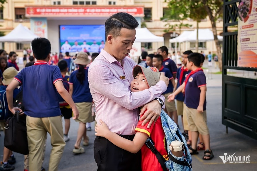 Hiệu trưởng lý giải vì sao việc bỏ bắt lỗi học sinh mỗi sáng lại khó thực hiện