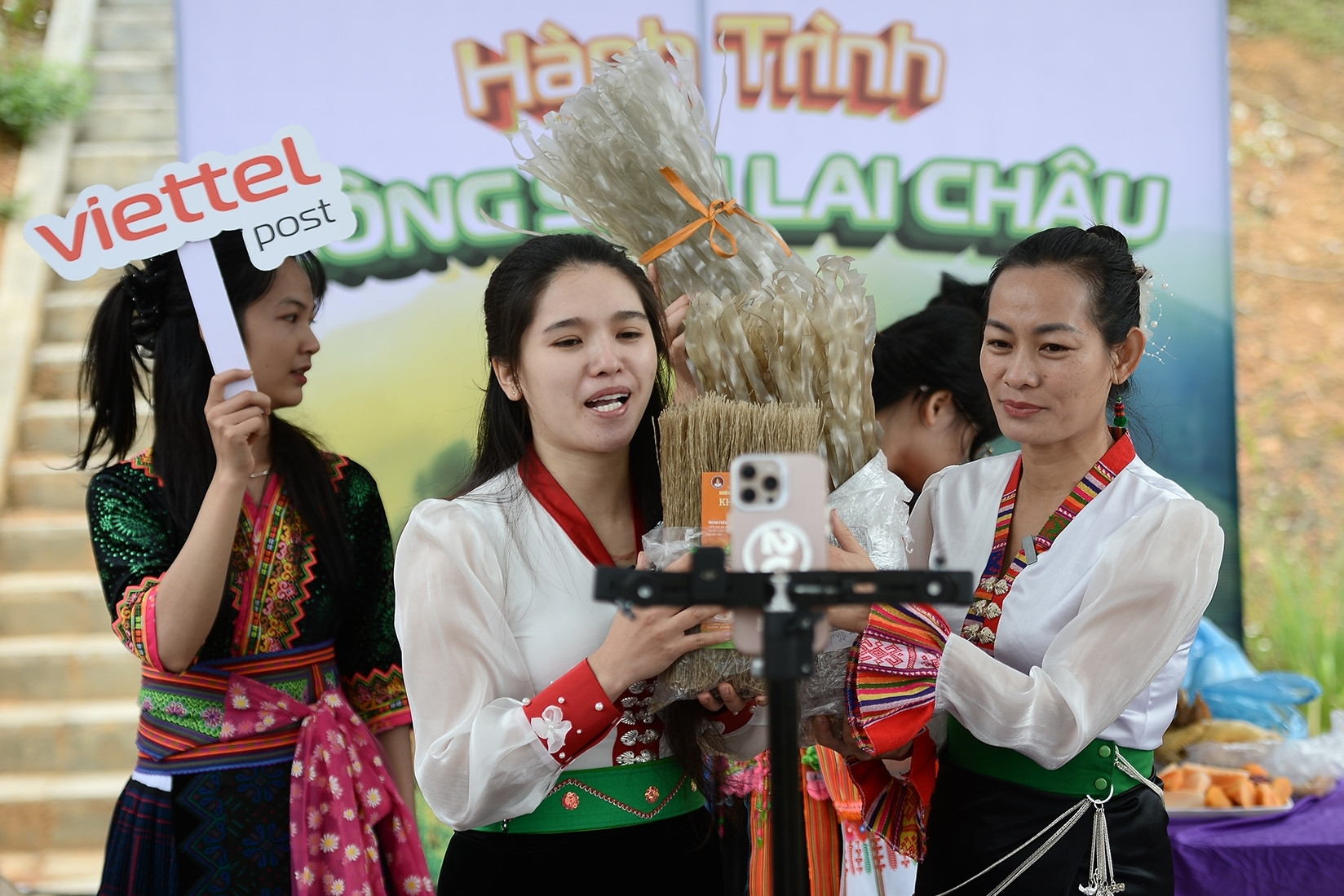 Khoai sâm, miến dong lên TikTok tiêu thụ cả tấn sau phiên livestream