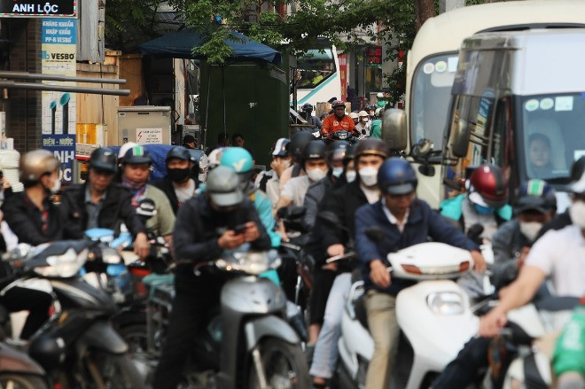 Cục CSGT phản hồi thông tin 'Dùng điện thoại khi dừng đèn đỏ có thể bị phạt'