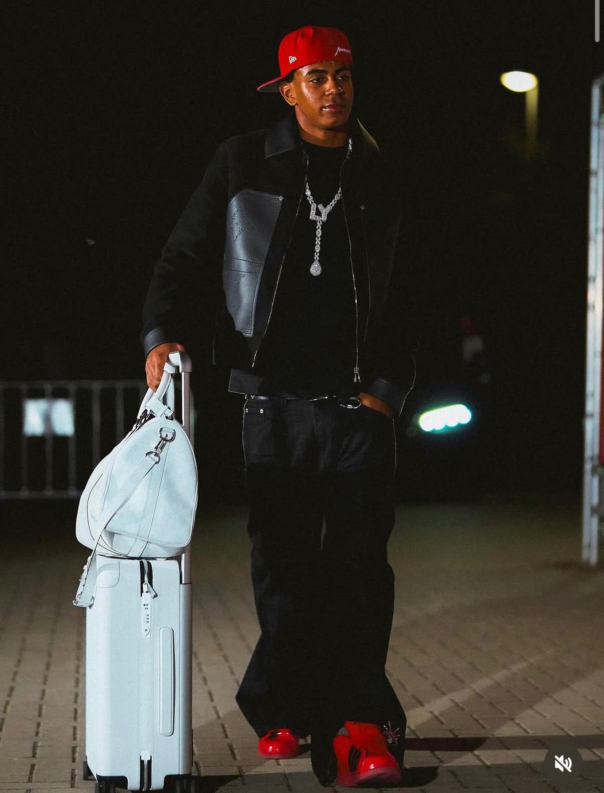 Chàng trai Lamine Yamal khoe hình ảnh lên tuyển Tây Ban Nha ở kỳ FIFA Days tháng 11.