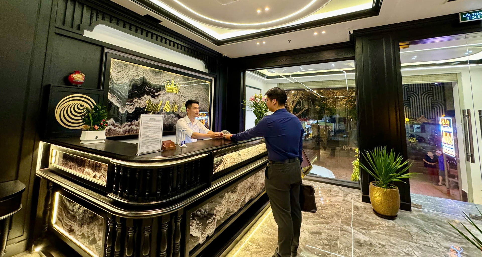 Loạt khách sạn ‘Royal’ ở Hà Nội kêu oan: "Chúng...