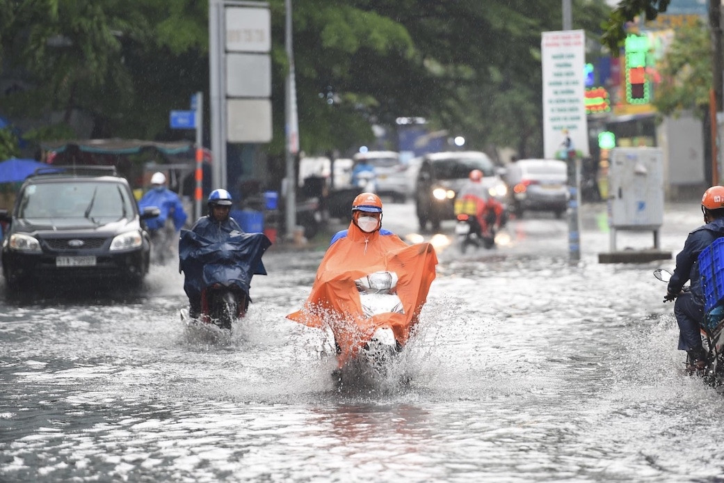 Cứ mưa là ngập, giá căn hộ 'khu nhà giàu' vẫn chạm 300 triệu đồng/m2