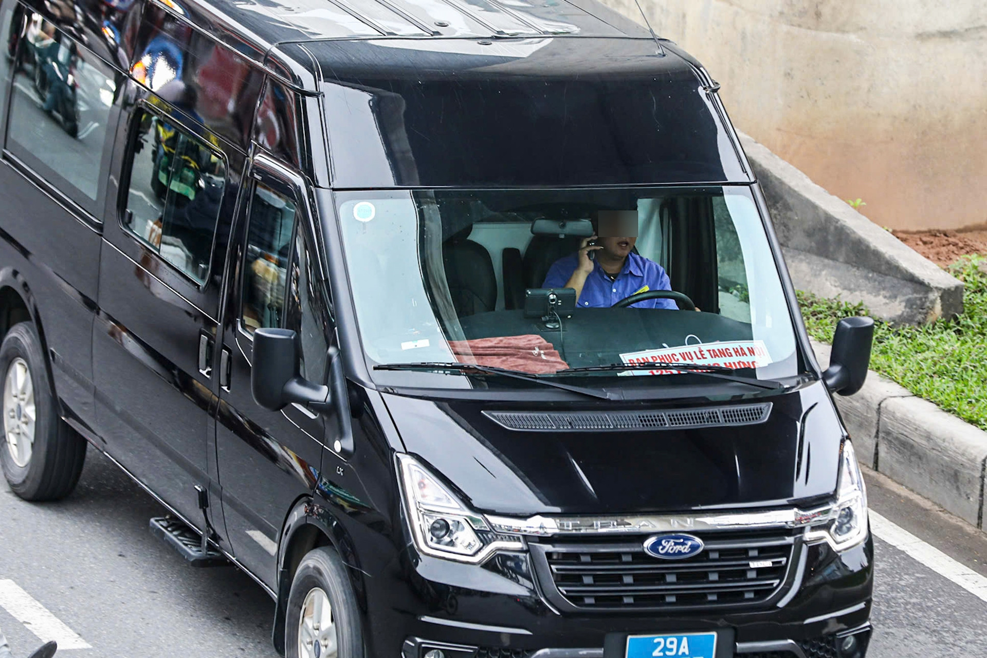 Nhan nhản cảnh tài xế tay lái, tay ‘lướt’ điện thoại trên đường ở Hà Nội