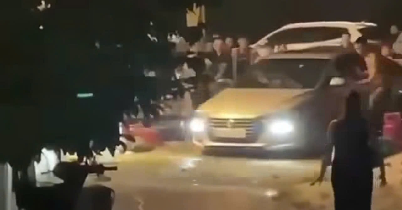 Nhóm người người bao vây, đập phá ô tô khiến tà...