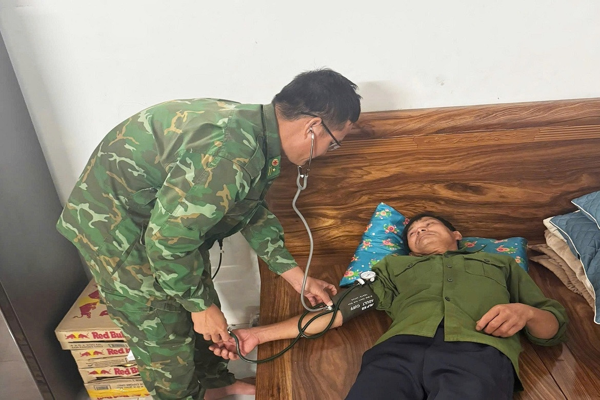 Nước bất ngờ tràn vào tàu, 7 người phải nhảy xuống biển