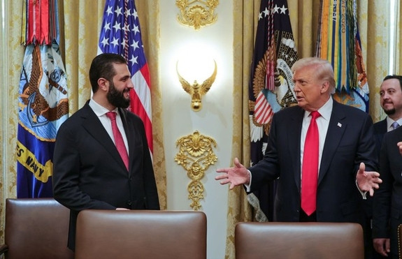 Ông Trump ca ngợi Tổng thống Syria, nới lỏng lệnh trừng phạt thêm 180 ngày