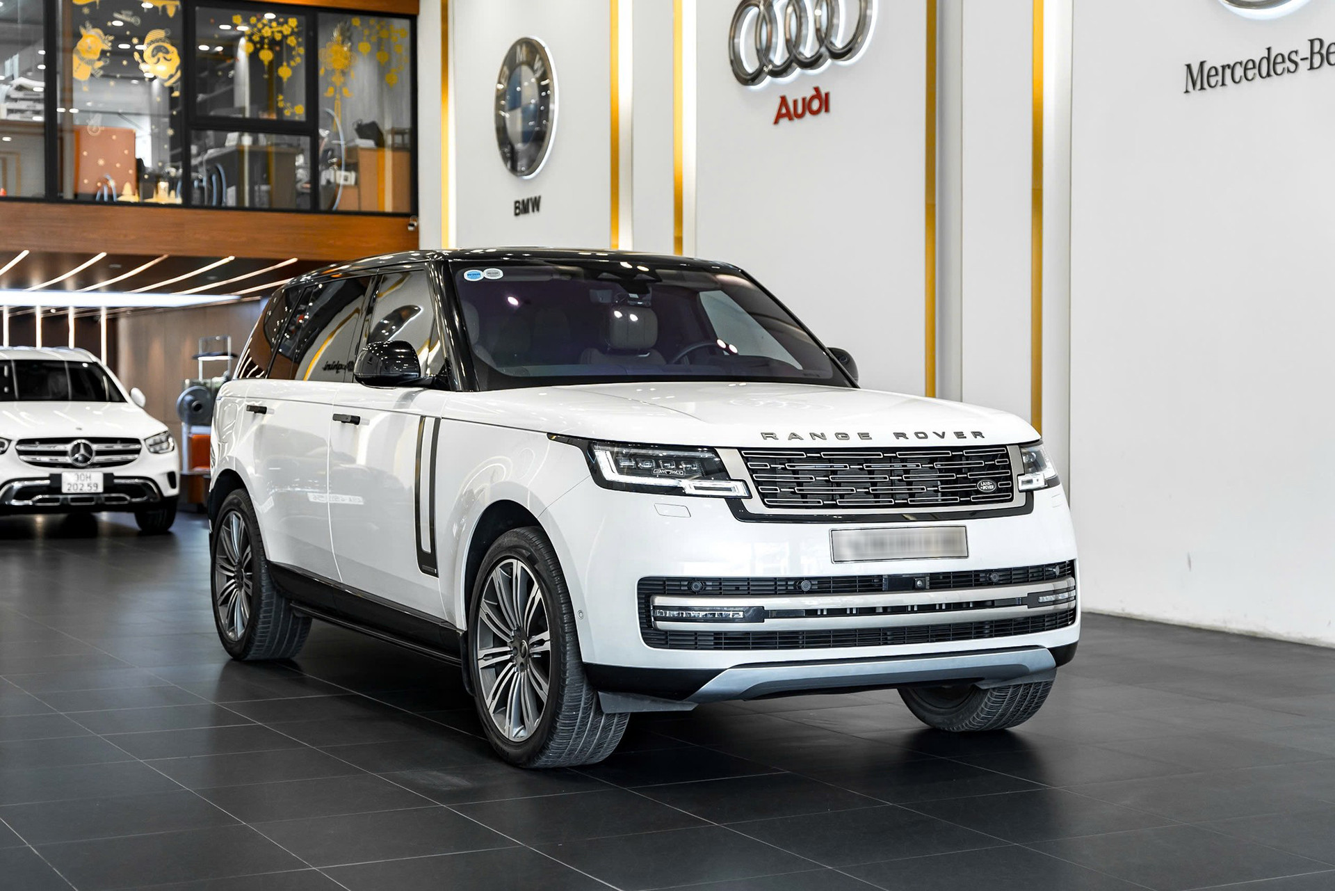 Đi xe sang Range Rover giá 12 tỷ, chủ xe chi thêm 4,1 tỷ tậu biển ngũ quý 8