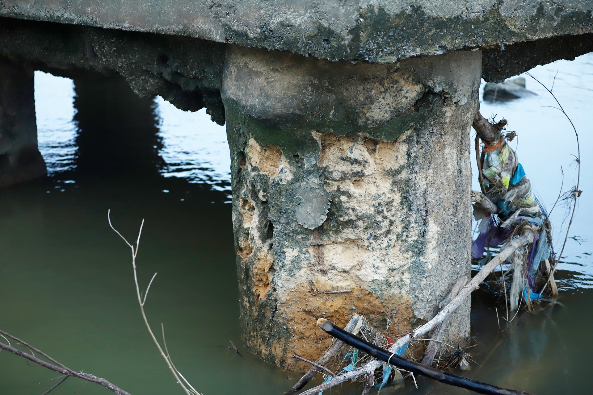 Phát hiện thêm một trụ cầu Sông Lô lộ cốt thép rỉ sét