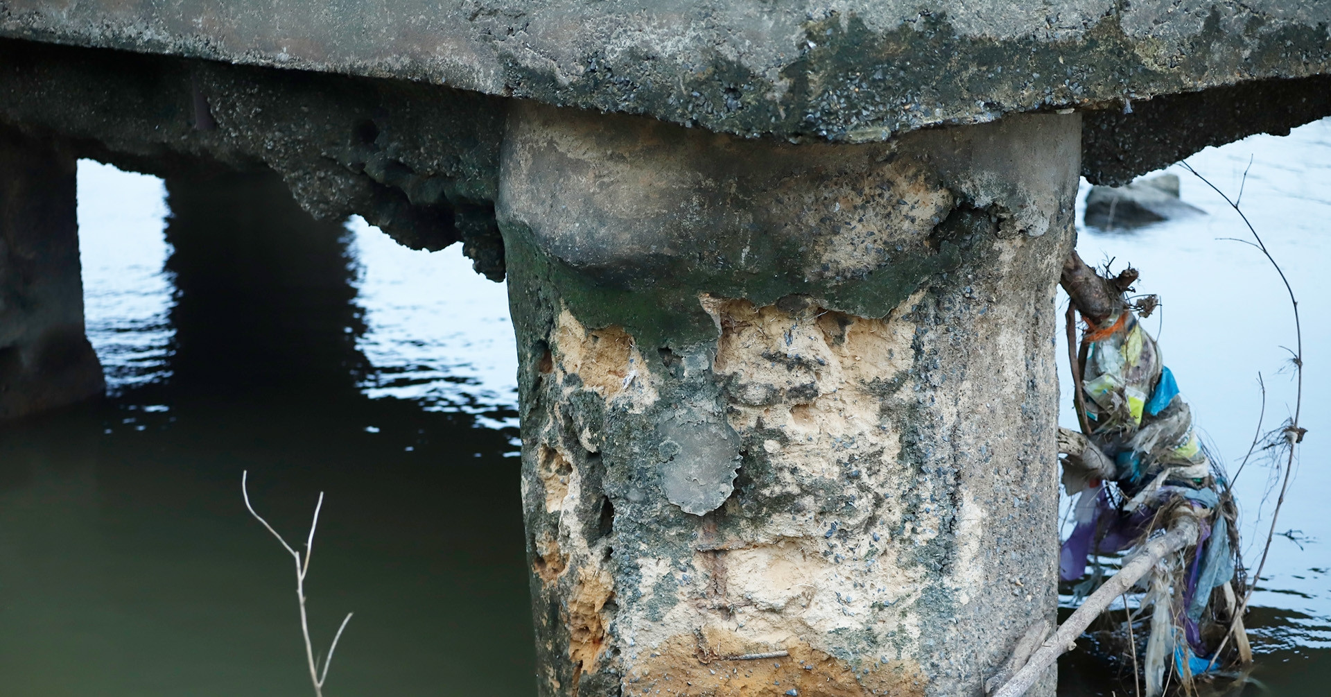 Phát hiện thêm một trụ cầu Sông Lô lộ cốt thép ...