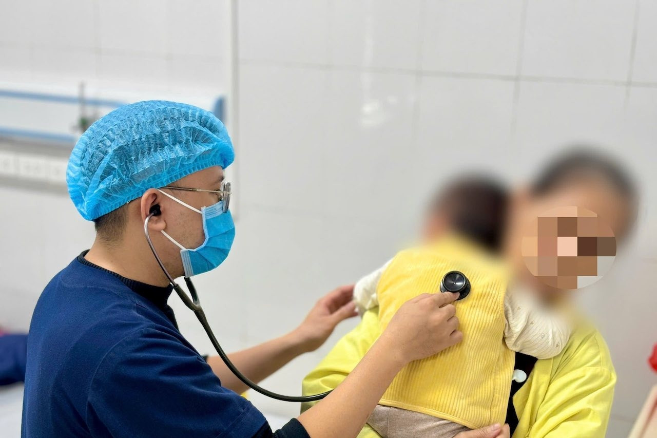 Trẻ mắc cúm A, bác sĩ cảnh báo việc bố mẹ tự ý cho con uống Tamiflu