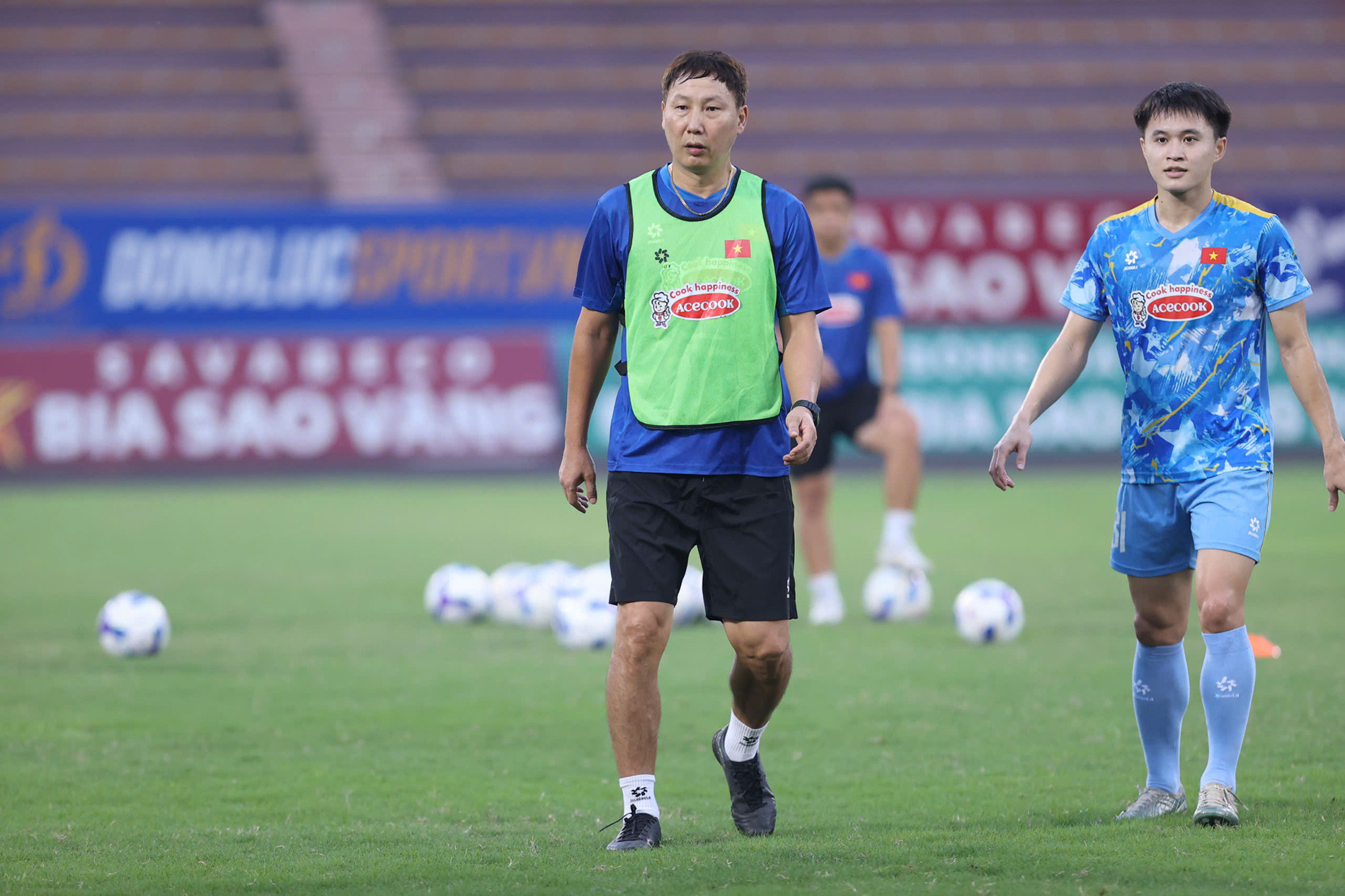 Tuyển Việt Nam: Xuân Son chạy như 'xé gió', Văn Lâm bỏ dở buổi tập tuyen viet nam 5.jpg