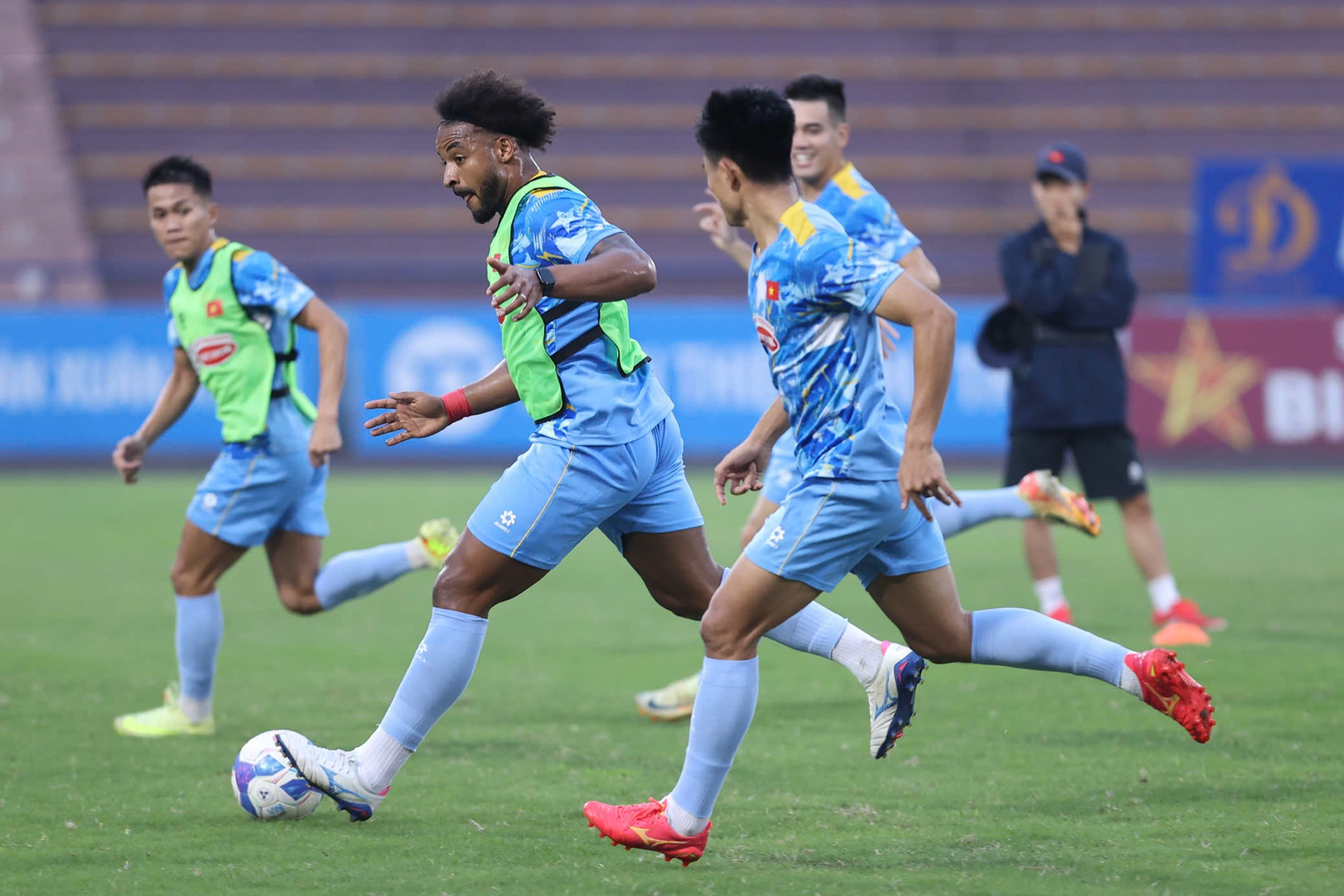 Tuyển Việt Nam: Xuân Son chạy như 'xé gió', Văn Lâm bỏ dở buổi tập