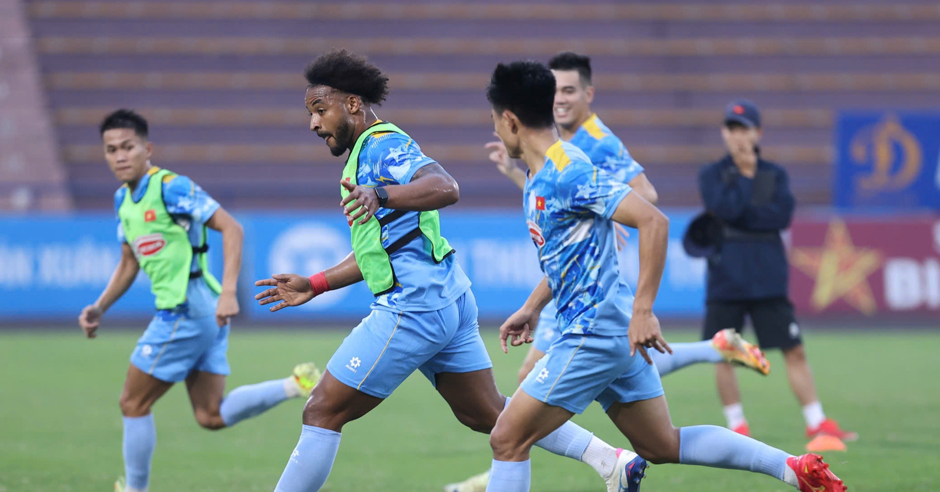 Tuyển Việt Nam: Xuân Son chạy như "xé gió", Văn...