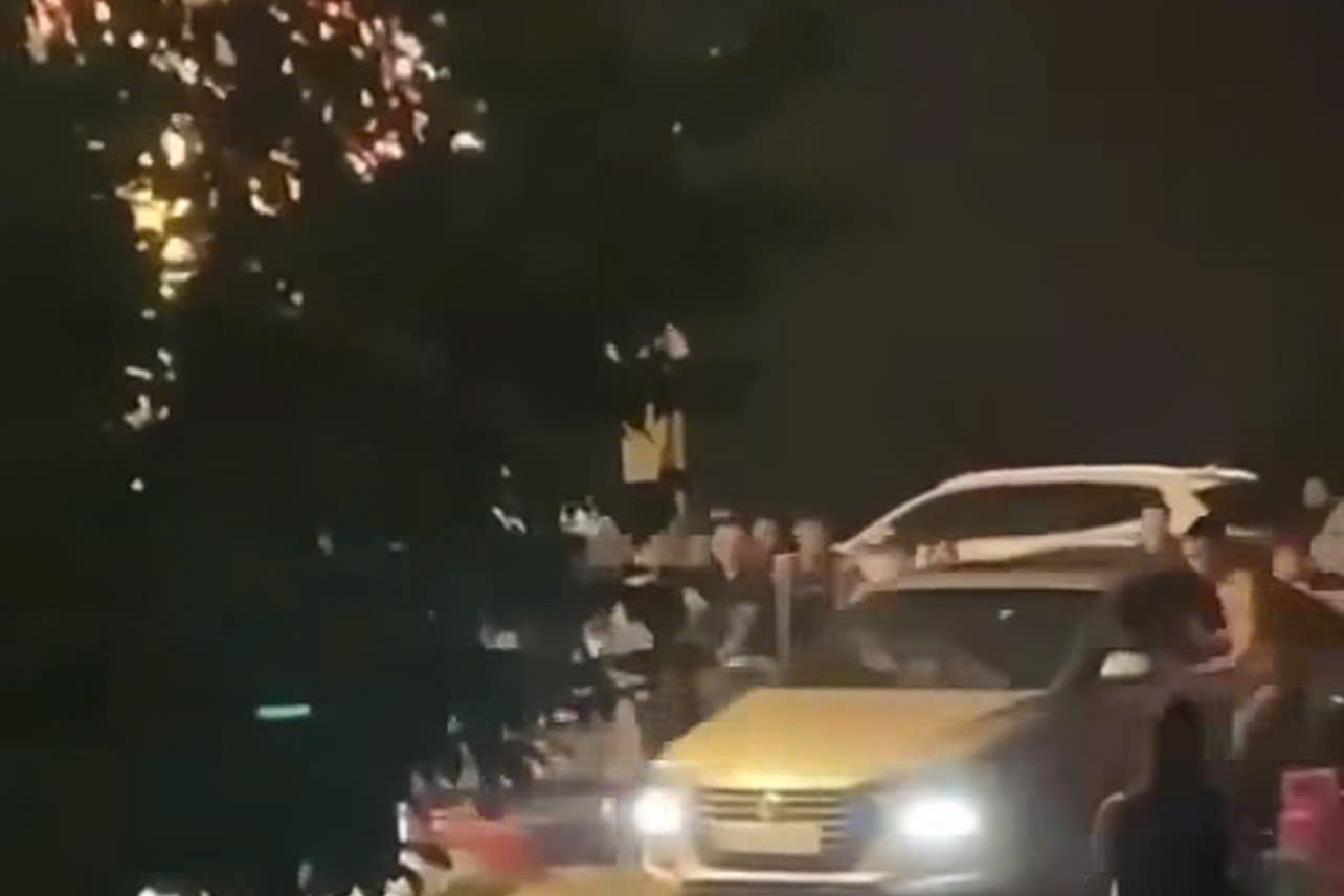 Vụ đám đông đập phá ô tô ở Nghệ An: Tài xế lái xe va chạm với nhiều người