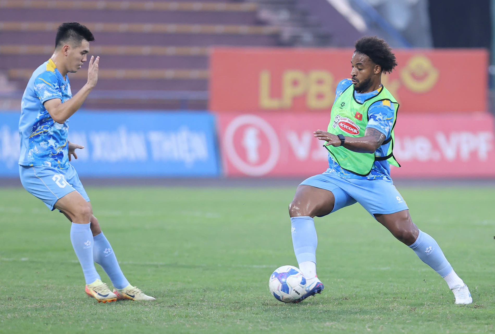 Tuyển Việt Nam: Xuân Son chạy như 'xé gió', Văn Lâm bỏ dở buổi tập xuan son tuyen viet nam 3.jpg