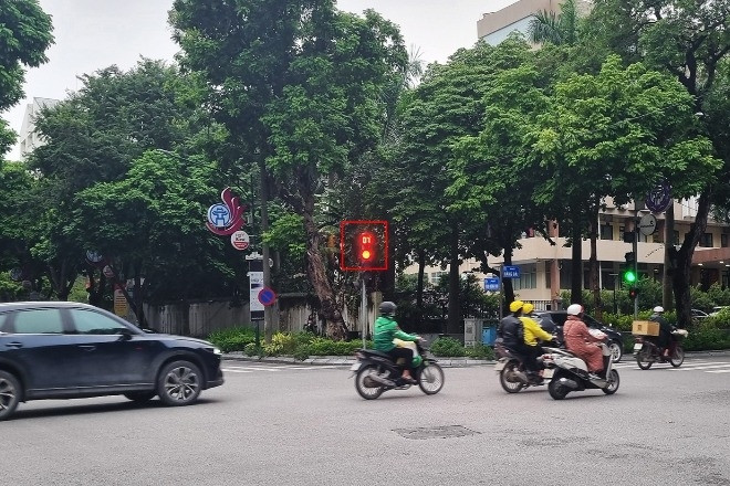 Xuất hiện cột đèn giao thông có đèn đếm lùi 8 giây ở Hà Nội