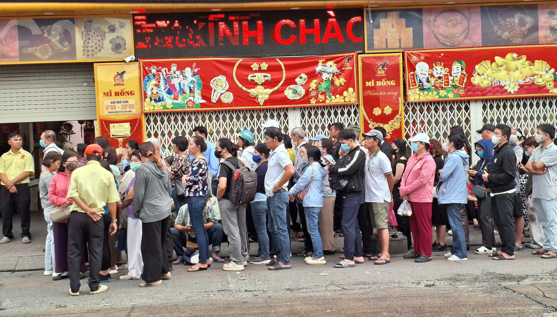 Bà lão 70 tuổi chờ mua vàng từ 3 rưỡi sáng: Đầu gối sưng vù cũng phải cố