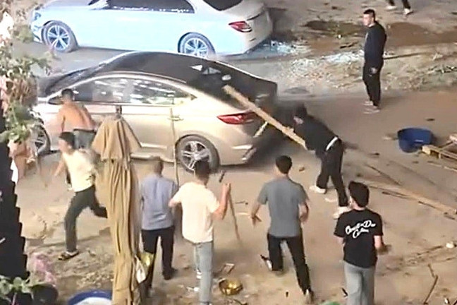 Bản tin trưa 12/11: Vụ đám đông đập phá ô tô: Tạm giữ tài xế và 9 đối tượng Bản tin trưa 12/11: Vụ đám đông đập phá ô tô: Tạm giữ tài xế và 9 đối tượng