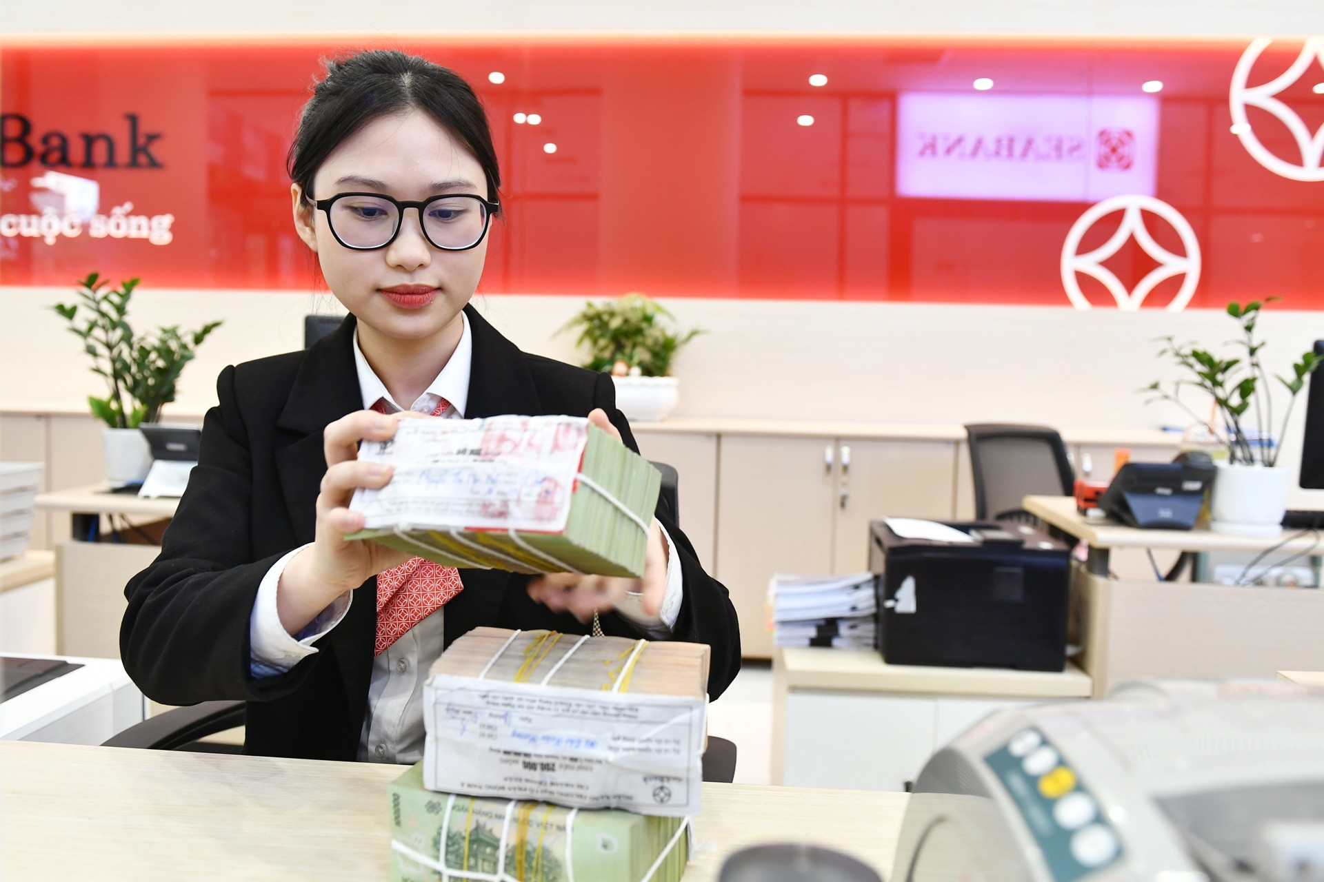 Lãi suất ngân hàng hôm nay 12/11/2025: Kỳ hạn dưới 6 tháng lên cao nhất năm