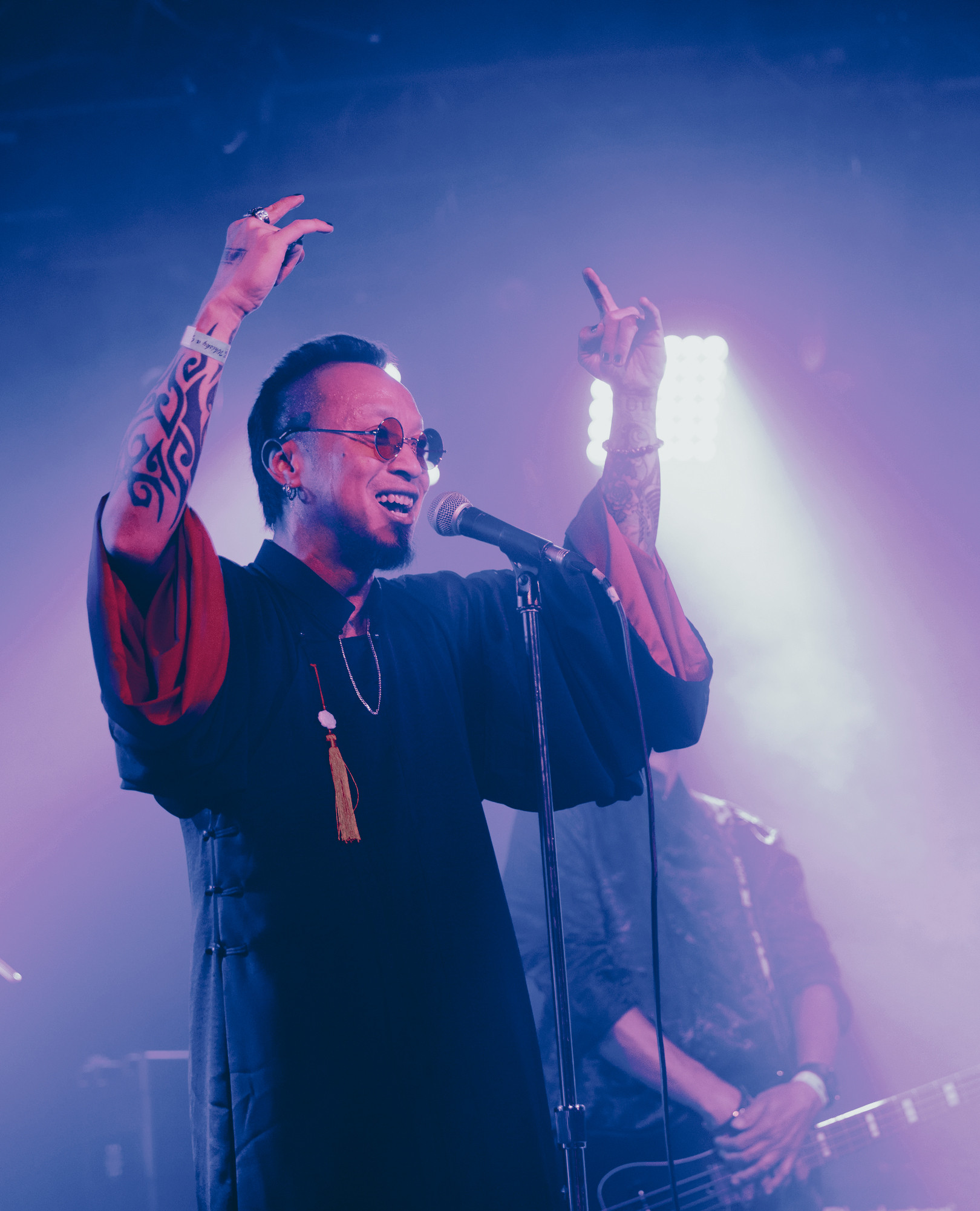 Ban nhạc Dạ Ma mặc áo dài biểu diễn rock tại Hollywood