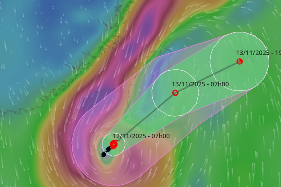 Bão số 14 Fung-Wong suy yếu nhanh, tăng tốc rời Biển Đông trong hôm nay