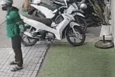 Camera ghi cảnh đối tượng bẻ khóa, trộm xe máy trong chưa đầy 10 giây
