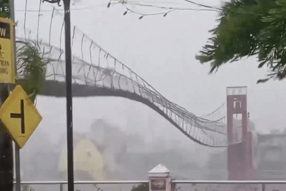 Cầu treo rung lắc như muốn bay khi siêu bão quét qua Philippines