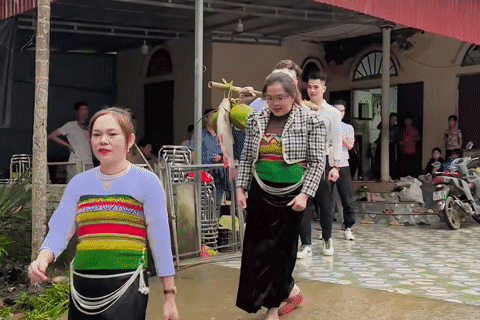 Chú rể Thanh Hóa đem 8 gánh lễ vật đi hỏi cưới gây sốt cộng đồng mạng