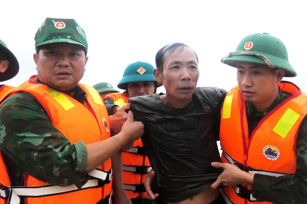 Clip cảnh 8 thuyền viên tàu cá bị chìm bám dây bơi vào bờ