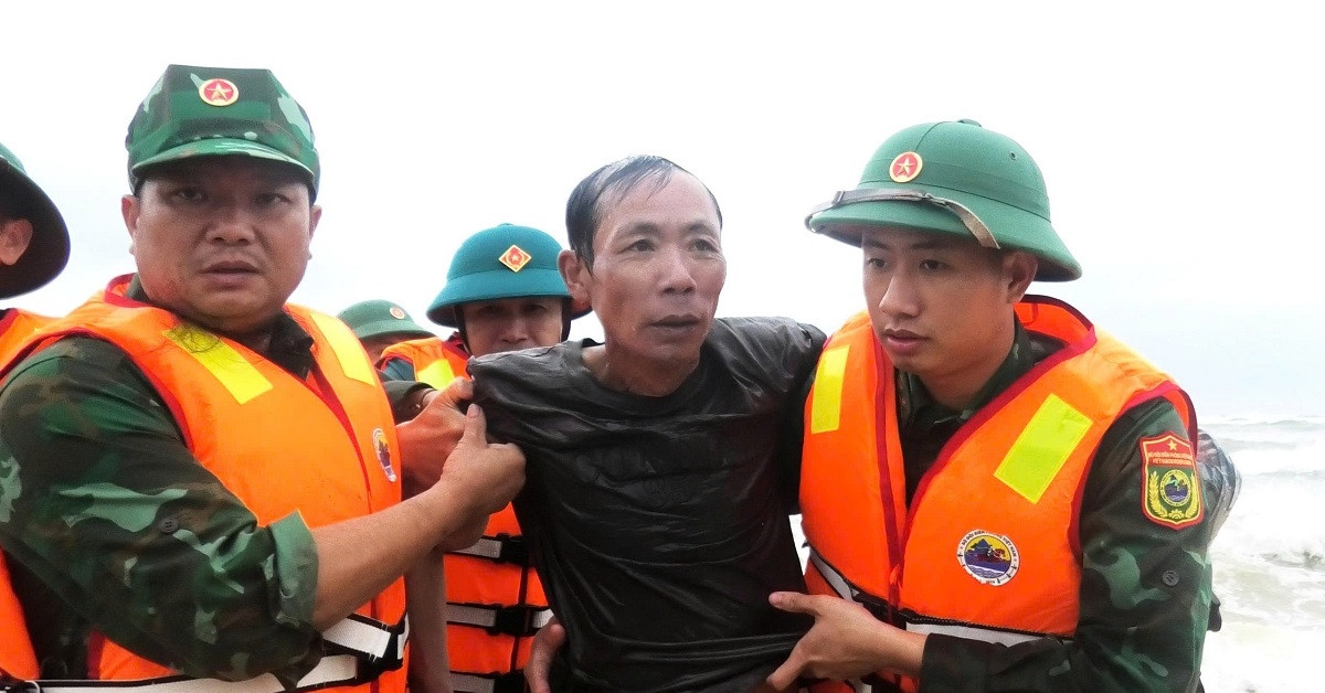 Clip cảnh 8 thuyền viên tàu cá bị chìm bám dây bơi vào bờ