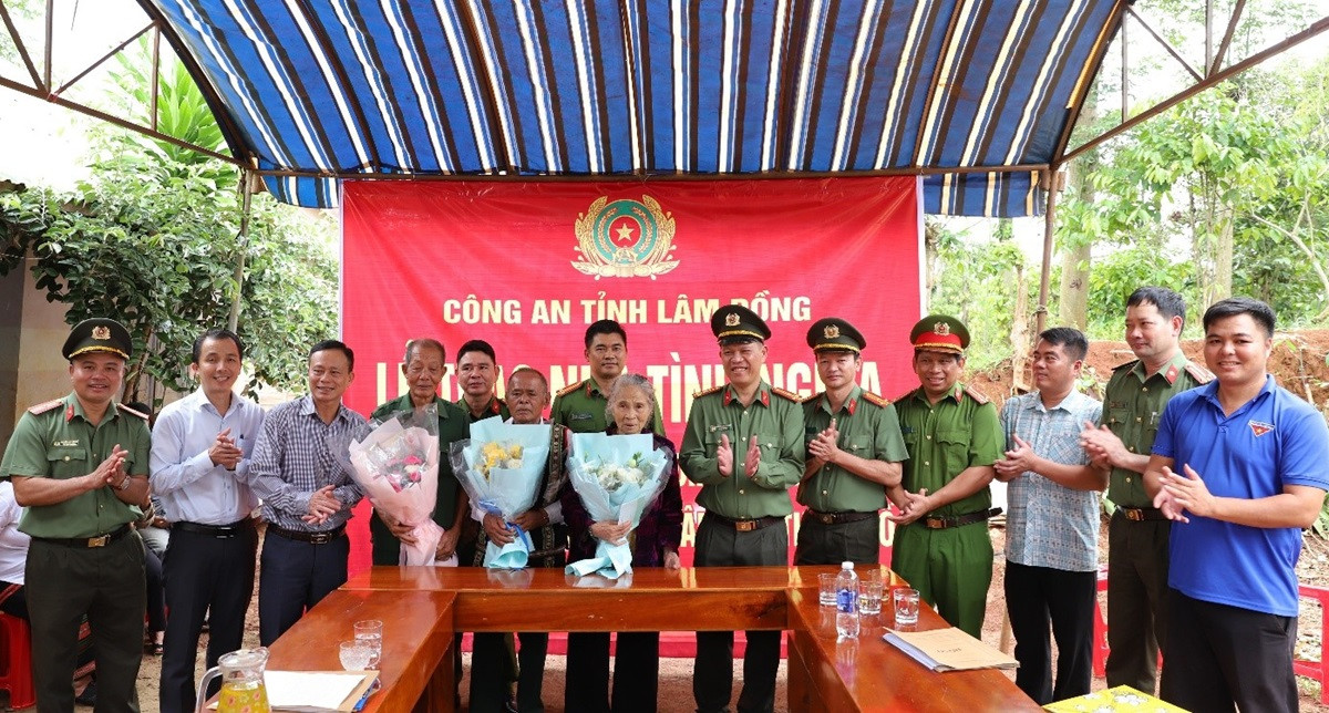 Công an Lâm Đồng hỗ trợ xây thêm 14 căn nhà cho hộ nghèo các xã vùng biên..jpg