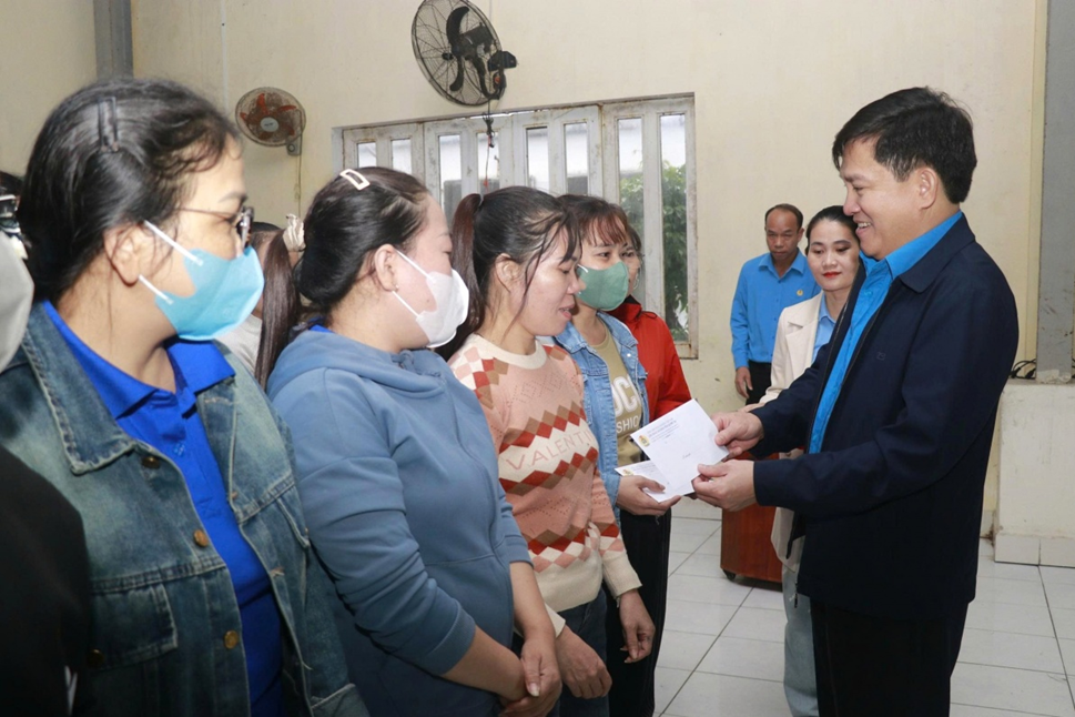 Công đoàn tiếp sức người lao động ở vùng mưa lũ Quảng Trị