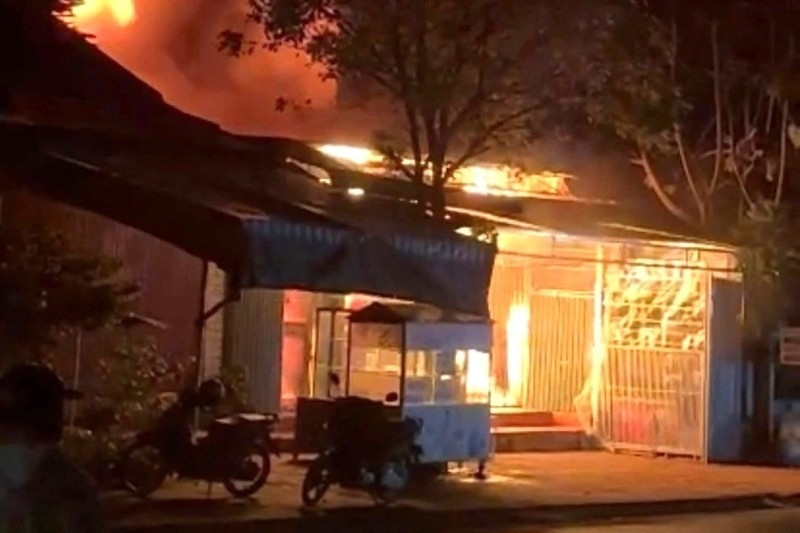 Cửa hàng tạp hóa bốc cháy trong đêm khiến 2 mẹ con thương vong