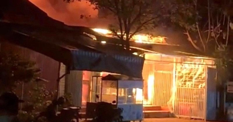 Cửa hàng tạp hóa bốc cháy trong đêm khiến 2 mẹ con thương vong