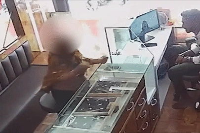 Cướp trang sức bất thành, người phụ nữ bị chủ tiệm đánh 'no đòn'