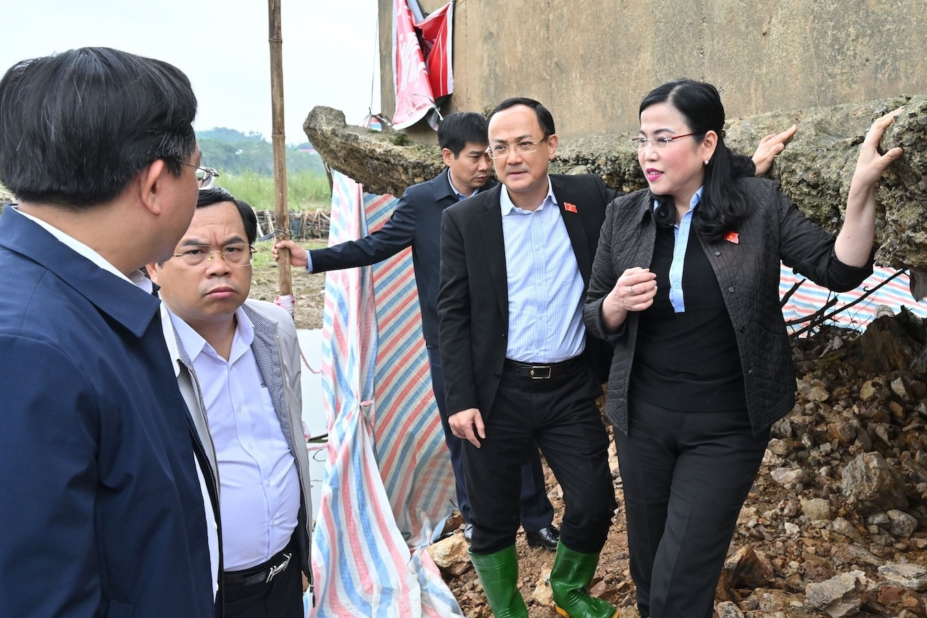 Đại biểu Quốc hội khảo sát trực tiếp cầu Sông Lô, chỉ ra loạt lỗ hổng pháp lý