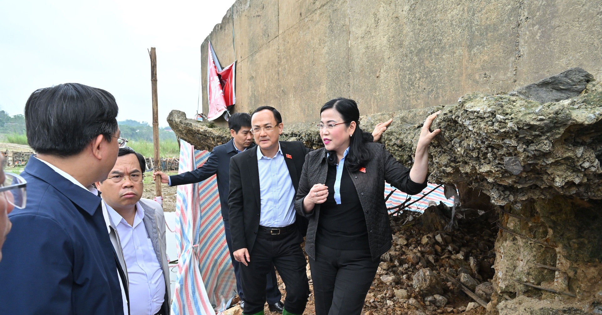 Đại biểu Quốc hội khảo sát trực tiếp cầu Sông Lô, chỉ ra loạt lỗ hổng pháp lý