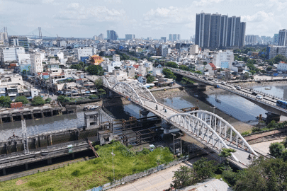 Dân chờ 'thay áo mới' cây cầu hơn trăm tuổi ở TPHCM xuống cấp trầm trọng