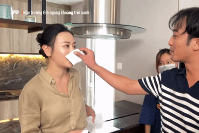 Doãn Quốc Đam lau nước mắt cho Phương Oanh ở hậu trường phim giờ vàng VTV