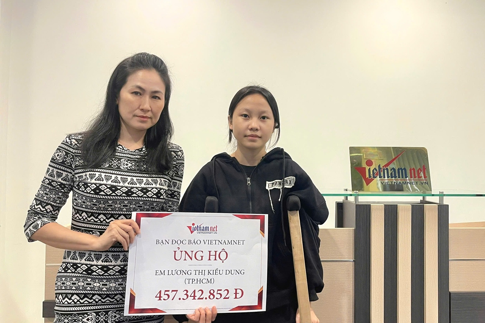 Được bạn đọc giúp đỡ, cô bé 17 tuổi gãy chân đi bán vé số xin dừng nhận hỗ trợ