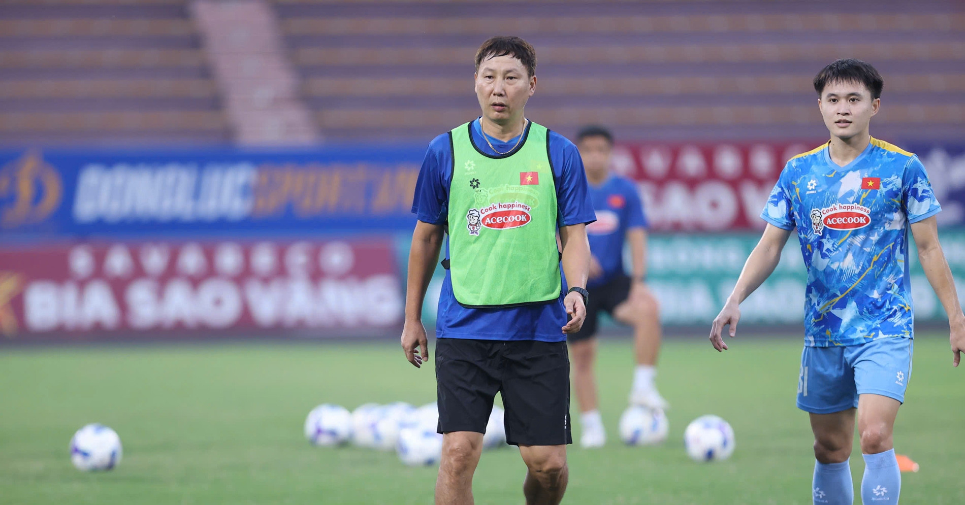 Hai Long báo tin không vui với HLV Kim Sang Sik